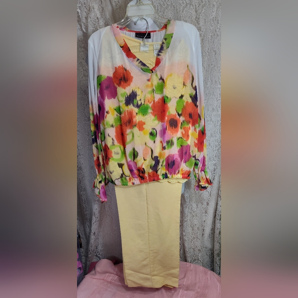 Attention sheet floral V- neck top yellow red green **SEE MEASUREMENTS***